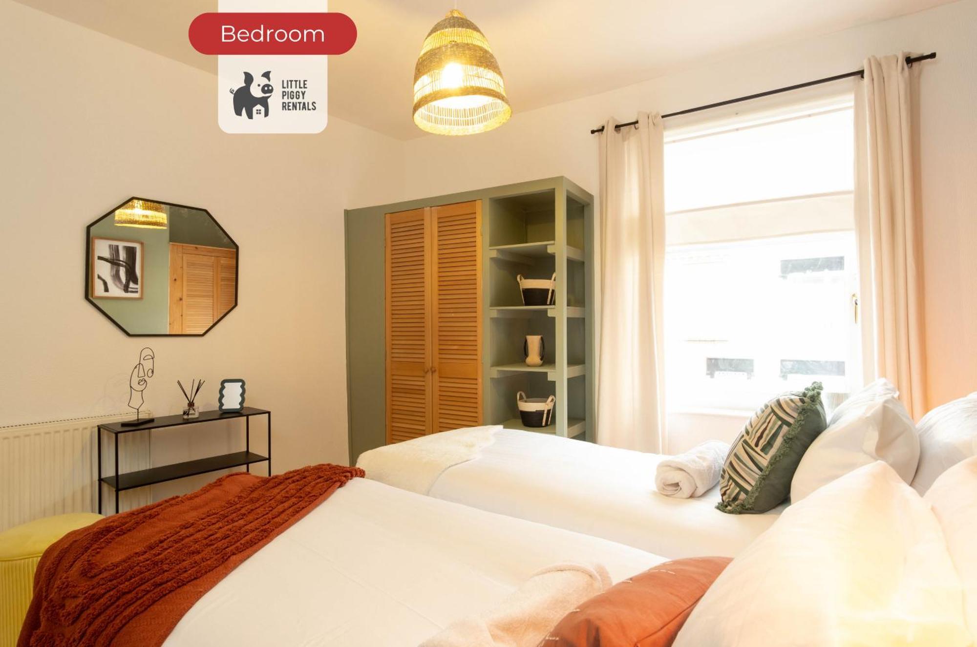 2 Bedroom By Littlepiggyrentals Short Lets & Serviced With Wi-fi, Free Parking & Outdoor Area *