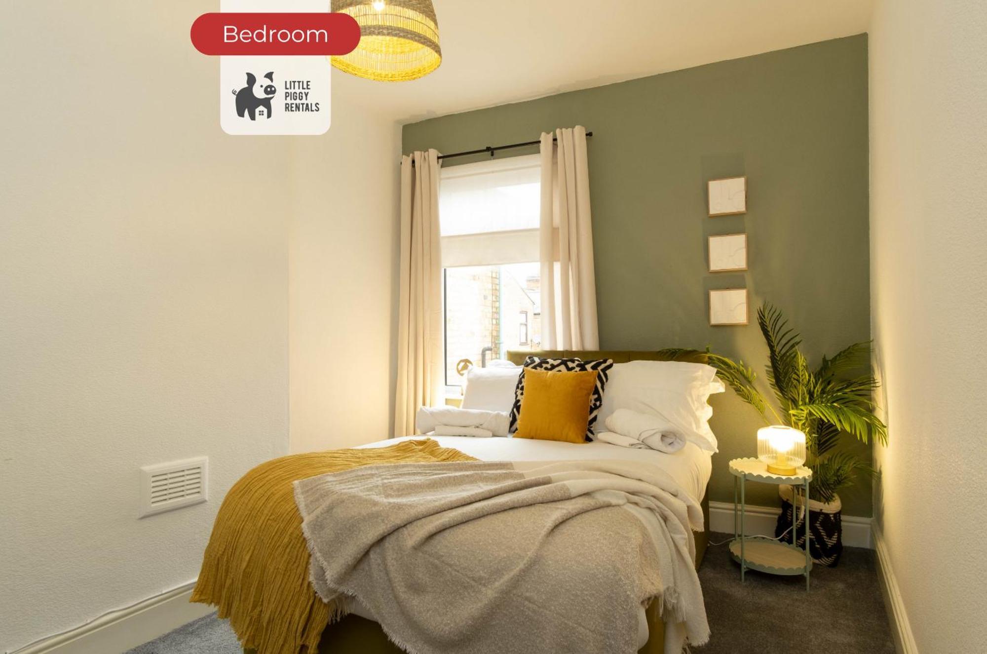 Appartement 2 Bedroom By Littlepiggyrentals Short Lets & Serviced With Wi-fi, Free Parking & Outdoor Area *