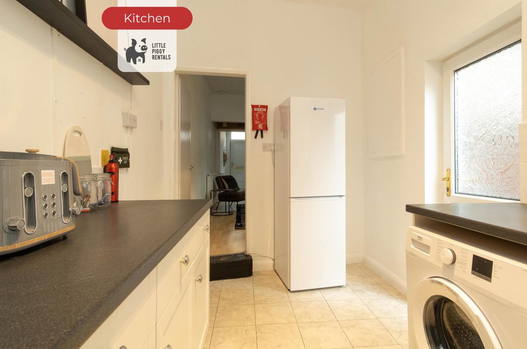 Appartement 2 Bedroom By Littlepiggyrentals Short Lets & Serviced With Wi-fi, Free Parking & Outdoor Area *